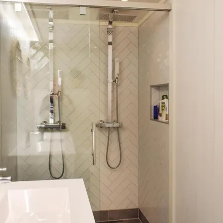 Awesome In W/ 5 Bedrooms 펜션 산데피요르드