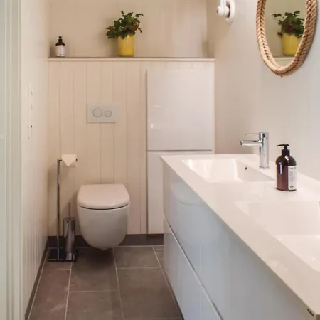 Awesome In W/ 5 Bedrooms * 산데피요르드
